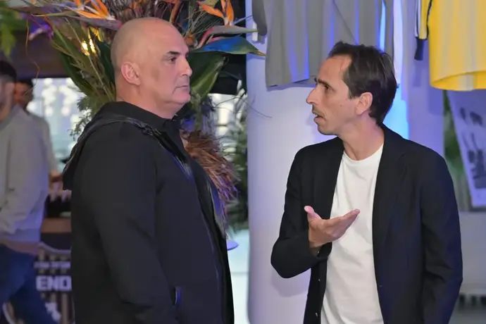 אלון חזן מאמן נבחרת ישראל לצד יוסי בניון מנהל מקצועי