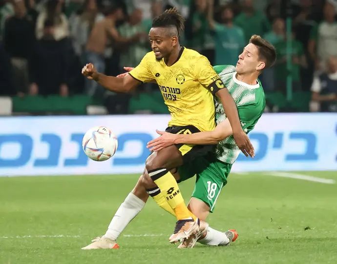 אביב אברהם שחקן מכבי נתניה לפני גוני נאור שחקן מכבי חיפה