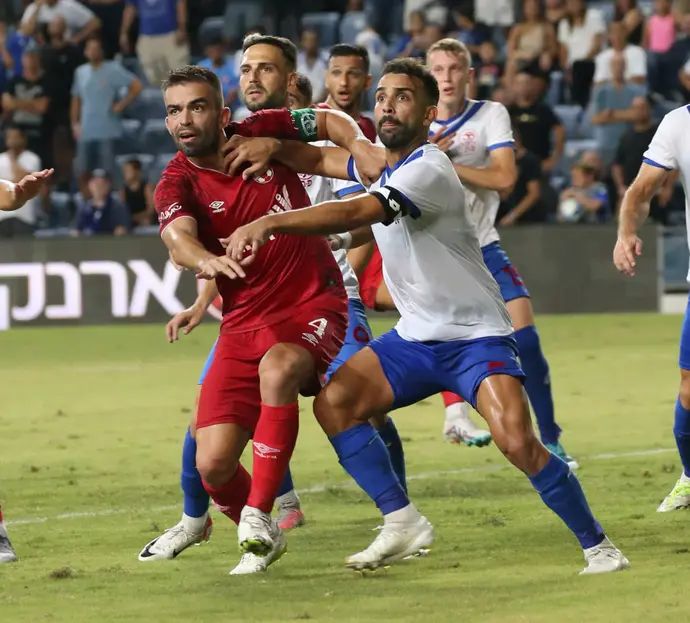 שחקן הפועל פתח תקוה רם לוי, מול שחקן הפועל באר שבע מיגל ויטור