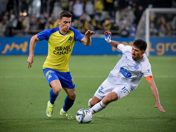 ירדן כהן שחקן מכבי פתח תקוה שומר על דן ביטון שחקן מכבי תל אביב