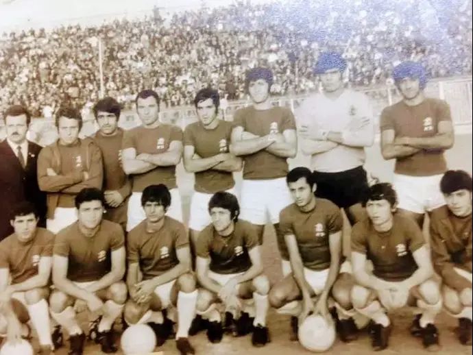 ג'ורג' בורבה כורע ראשון משמאל, רוני קלדרון כורע שלישי משמאל