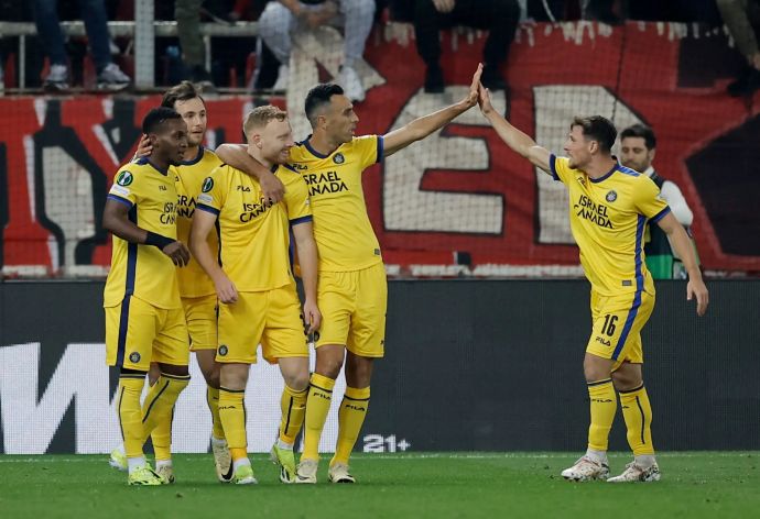 שחקני מכבי תל אביב חוגגים עם ערן זהבי