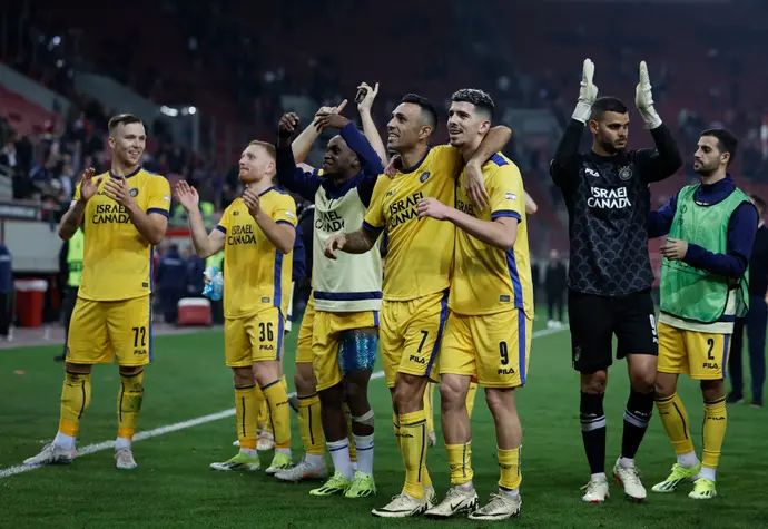 ערן זהבי חוגג עם שחקני מכבי תל אביב בסיום המשחק מול אולימפיאקוס