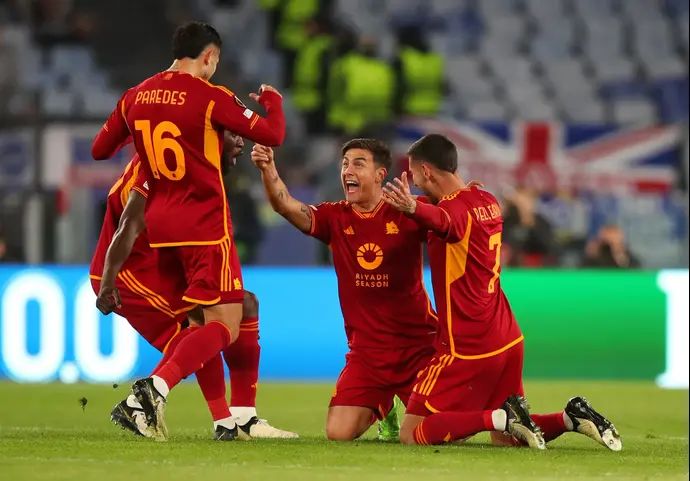 פאולו דיבאלה חוגג עם שחקני רומא