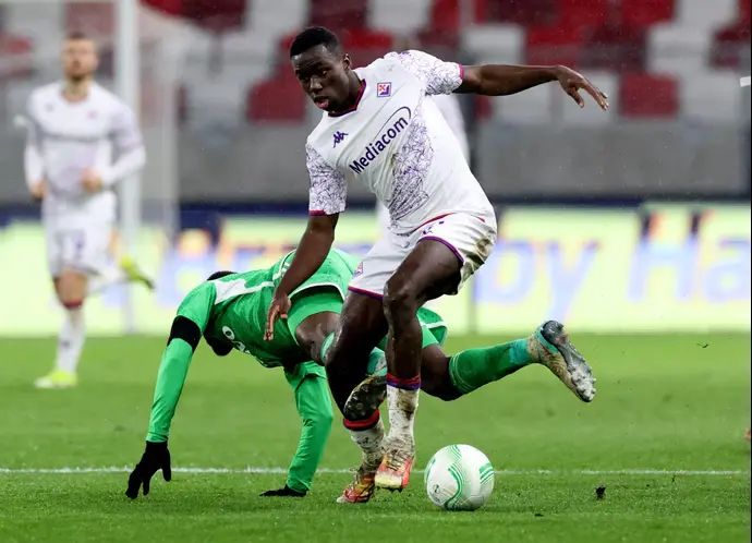 מייקל קאיודה שחקן פיורנטינה מול שואו שחקן מכבי חיפה