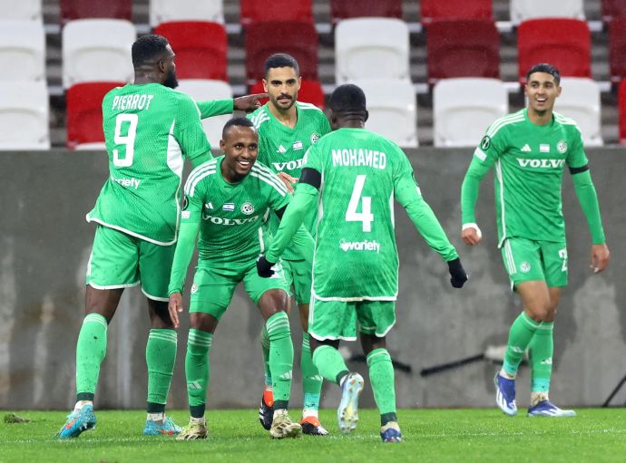 שחקני מכבי חיפה חוגגים עם גדי קינדה