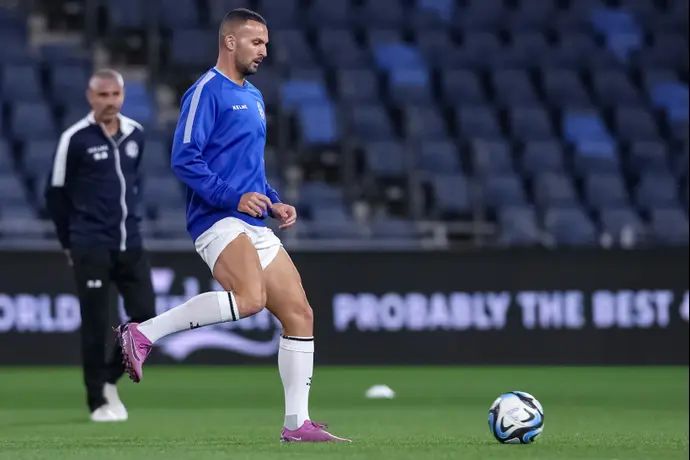 בן שהר שחקן מכבי פתח תקוה בחימום