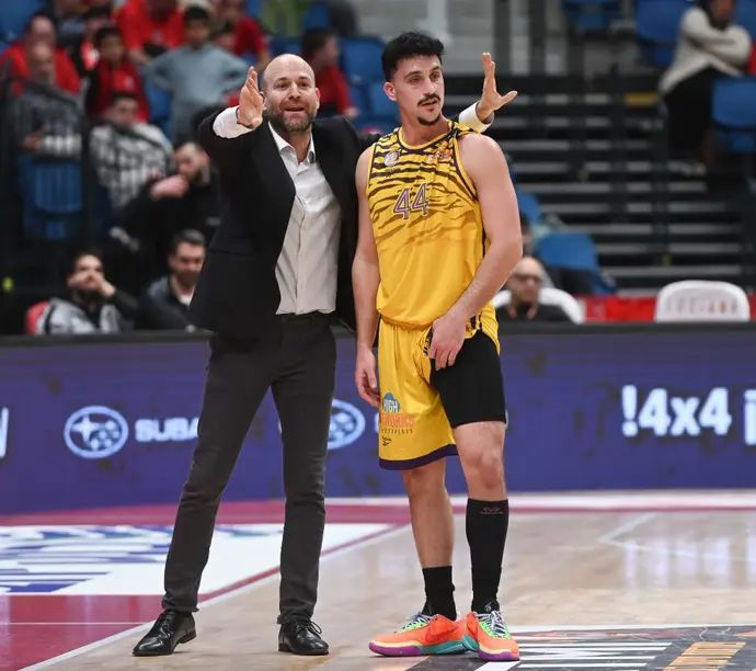 שחקן הפועל חולון ניב משגב עם עמית שרף