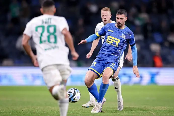 שלומי אזולאי שחקן מכבי בני ריינה לפני דניאל סונדגרן שחקן מכבי חיפה