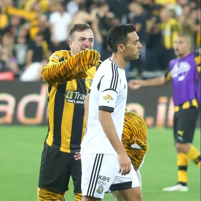 ערן זהבי שחקן מכבי תל אביב (ימין) עם הקמע של בית"ר ירושלים