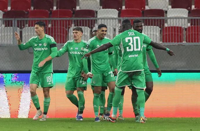 שחקני מכבי חיפה חוגגים עם ענאן חלאילי