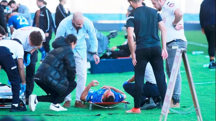 שחקן הפועל פתח תקוה, מתן גושה, אחרי שנפצע בראשו