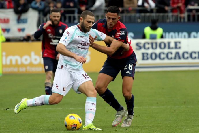 שחקן סלרניטנה, שון וייסמן, מול שחקן קליארי, גבריאלה צאפה