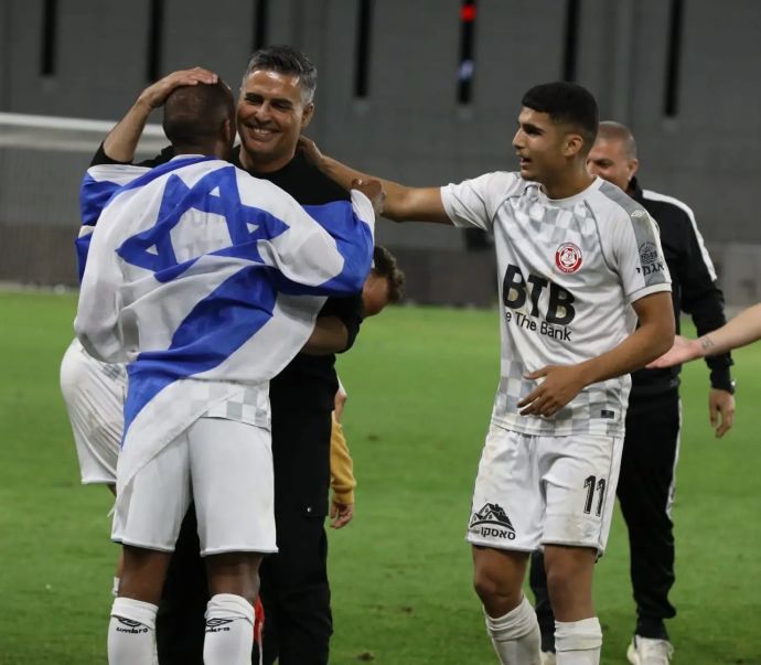 אלעד מדמון, חיים סילבס, מנשה זלקה אנשי הפועל חדרה עם דגל ישראל