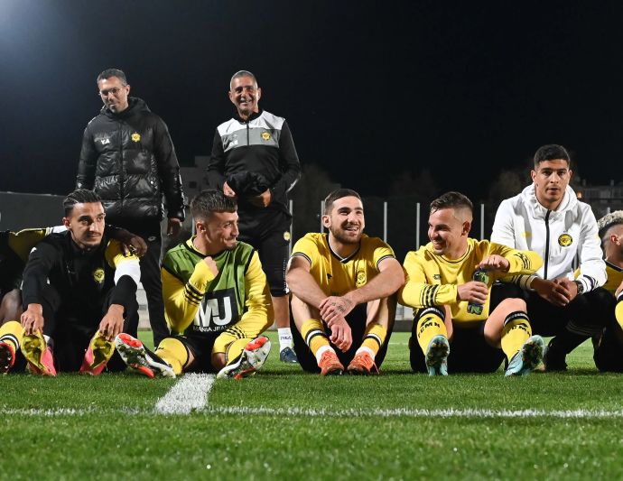 שחקני מכבי נתניה חוגגים