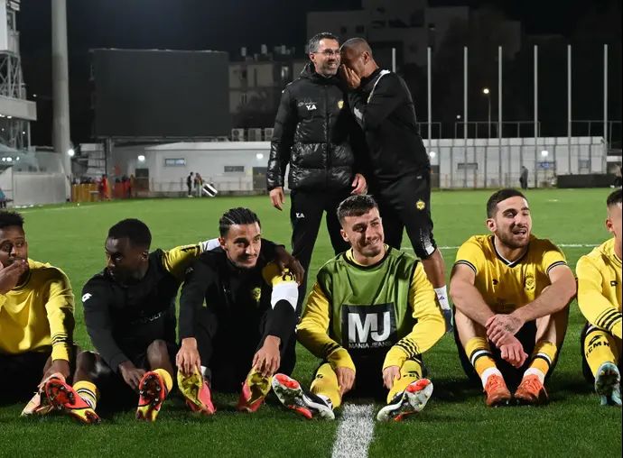 שחקני מכבי נתניה חוגגים