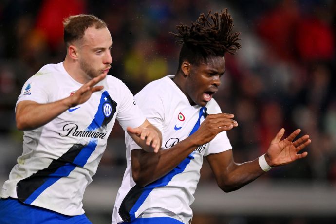 שחקן אינטר יאן אורל ביסק עם קרלוס אוגוסטו