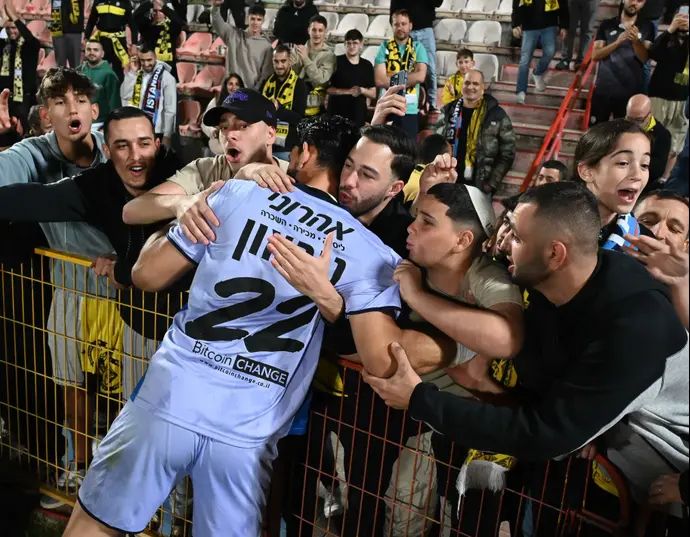 אוהדי מכבי נתניה חוגגים עם עומר ניראון