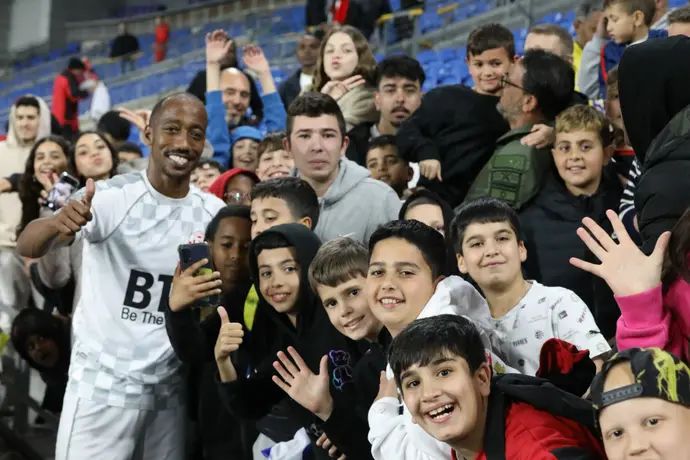 מנשה זלקה קפטן הפועל חדרה עם האוהדים