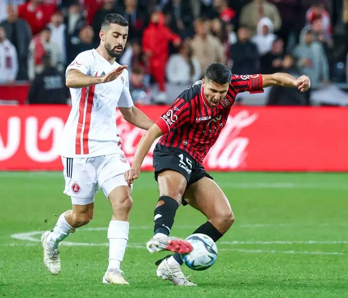 שחקן הפועל תל אביב הישאם לאיוס, מול שחקן הפועל ירושלים אופק ביטון