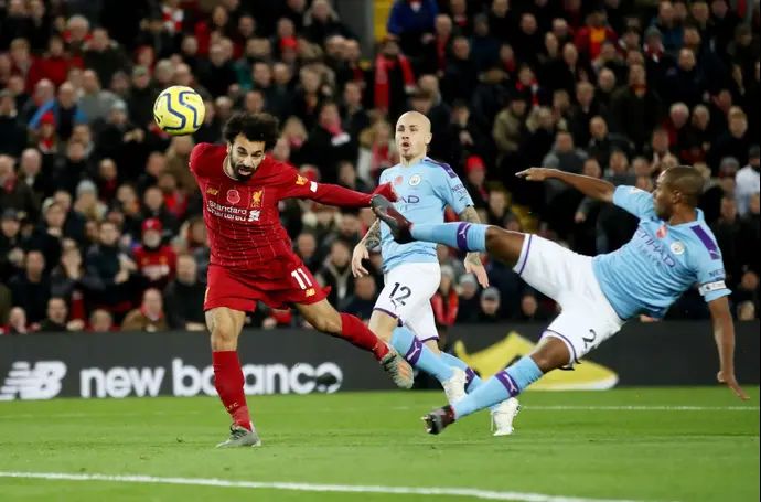 מוחמד סלאח שחקן ליברפול כובש מול פרננדיניו שחקן מנצ'סטר סיטי