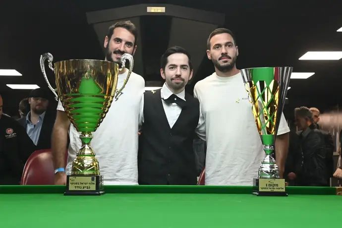 יונתן ועדו שמריז מעניקים את הגביע לשחר רוברג