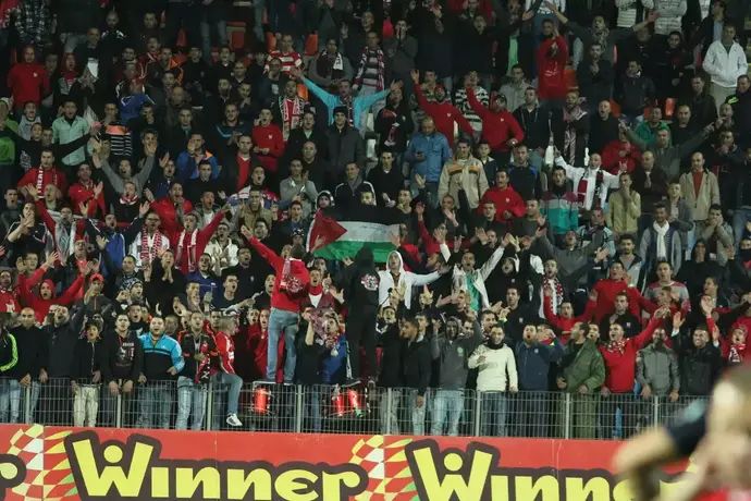 אוהדי סכנין עם דגלי פלסטין