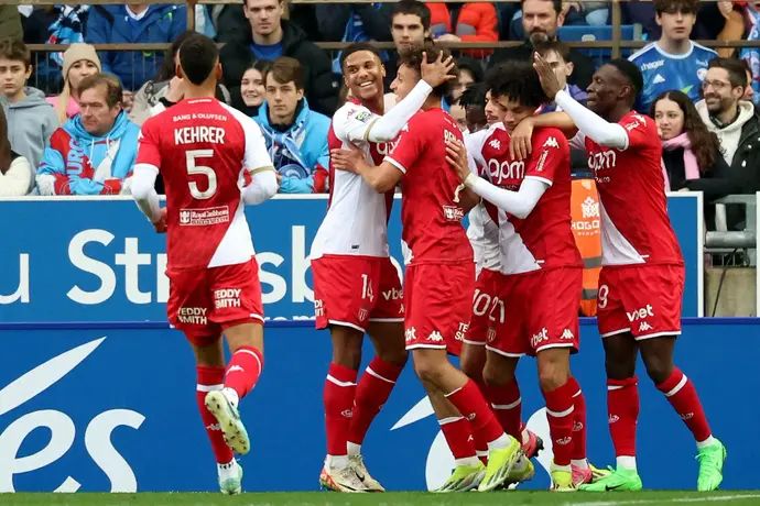 שחקני מונאקו חוגגים עם אליאס בן סגיר