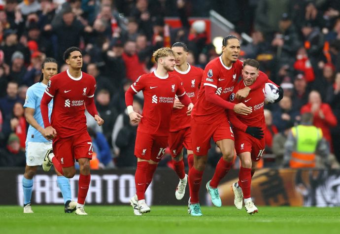 שחקני ליברפול חוגגים עם אלכסיס מקאליסטר (מימין)