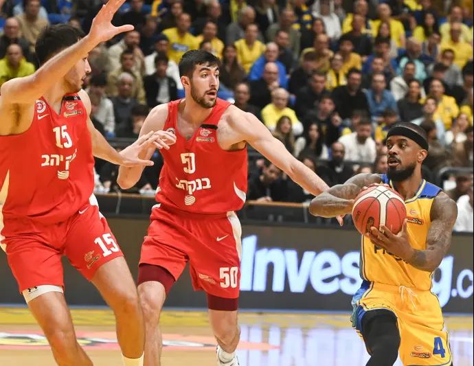 שחקן מכבי תל אביב לורנזו בראון מול שחקני הפועל ירושלים יובל זוסמן, נמרוד לוי