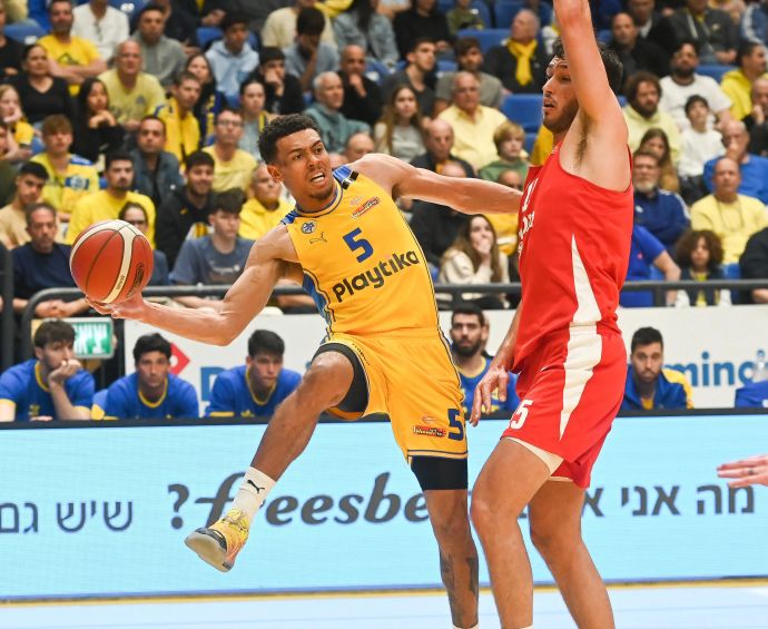 שחקן מכבי תל אביב ווייד בולדווין מול שחקן הפועל ירושלים נמרוד לוי