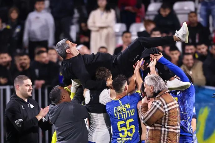 שרון מימר מאמן מכבי בני ריינה מונף על ידי שחקניו