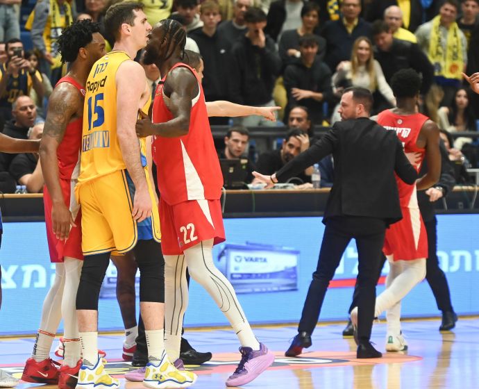 שחקן מכבי תל אביב ג'ייק כהן מול שחקן הפועל ירושלים ג'אקורי וויליאמס