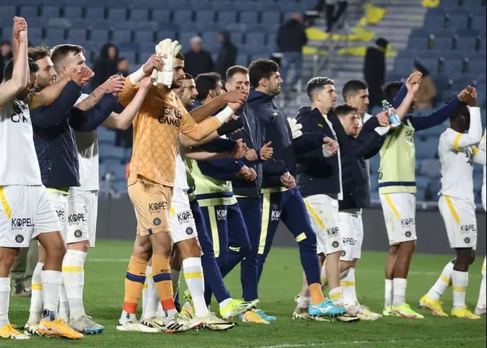 שחקני מכבי תל אביב חוגגים