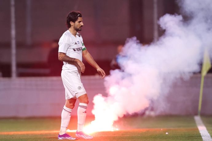 ליאור רפאלוב שחקן מכבי חיפה ליד אבוקה שנזרקה לכר הדשא