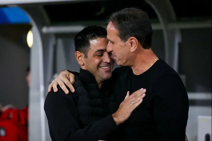 רוני לוי מאמן הפועל חיפה לצד אליניב ברדה מאמן הפועל באר שבע