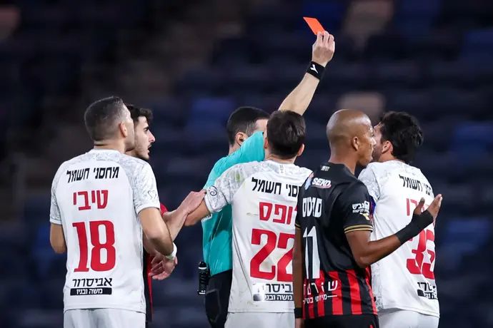 אביעד שילוח שופט כדורגל שולף כרטיס אדום מריאנו באריירו הפועל באר שבע