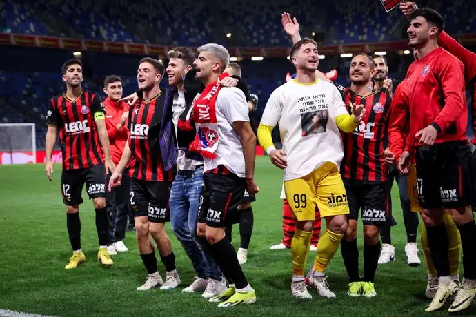 שוער הפועל חיפה הראל עטיא לובש חולצה לזכר דוד ששון ז"ל