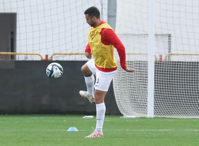 גיל כהן שחקן מ.ס. אשדוד בחימום