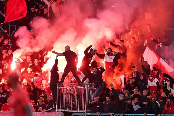 אבוקות ביציע של אוהדי הפועל אום אל פאחם