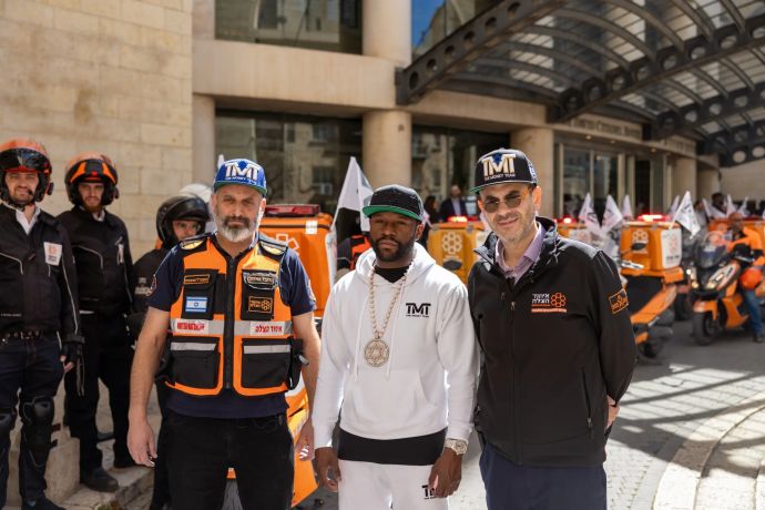 פלויד מייוות'ר עם מתנדבי איחוד הצלה