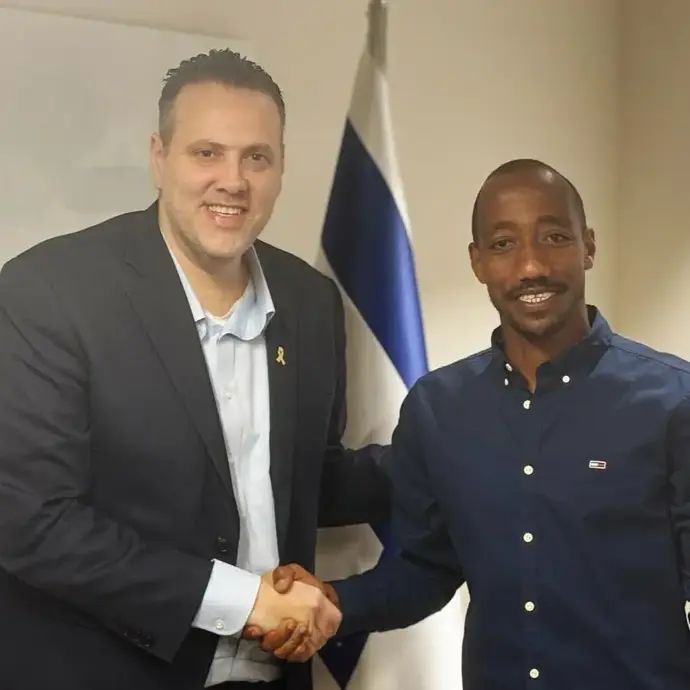 קפטן הפועל חדרה מנשה זלקה עם שר התרבות והספורט מיקי זוהר