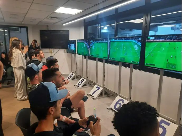 עומר קורסיה לצד רוי ששון בית"ר ירושלים התנדבות עם חיילים