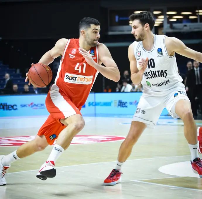 שחקן הפועל תל אביב תומר גינת נגד שחקן בשיקטאש ברקאן דורמאז