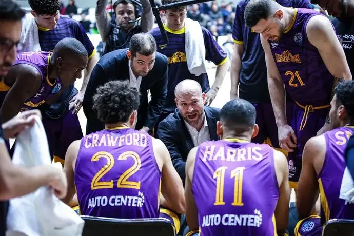 מאמן הפועל חולון עמית שרף עם השחקנים