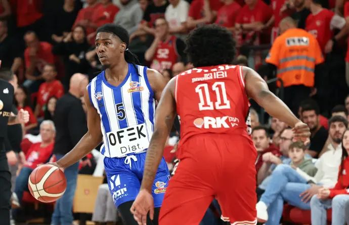 מרכוס קאר, בני הרצליה