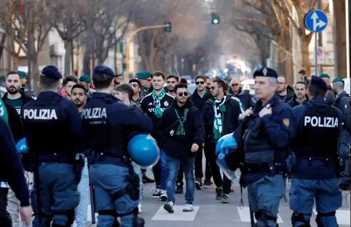 אוהדי מכבי חיפה בליווי שוטרים בפירנצה