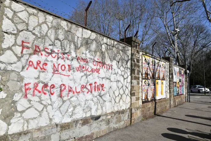 כתובות נגד ישראל מחוץ לאצטדיון של פיורנטינה