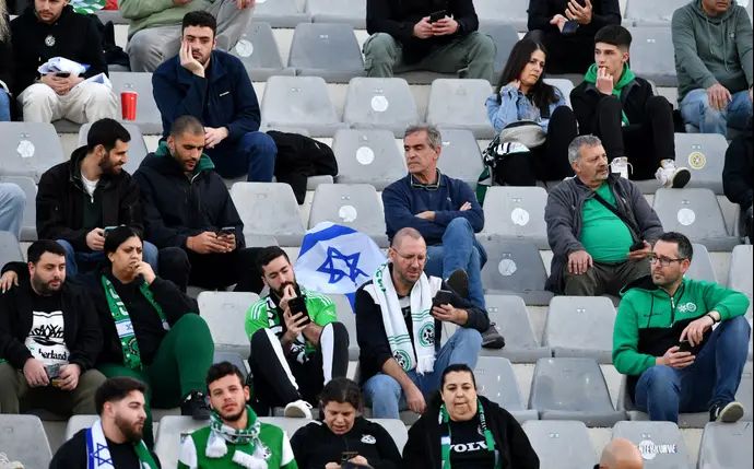 אוהדי מכבי חיפה ביציע של ארטמיו פרנקי לפני המשחק מול פיורנטינה