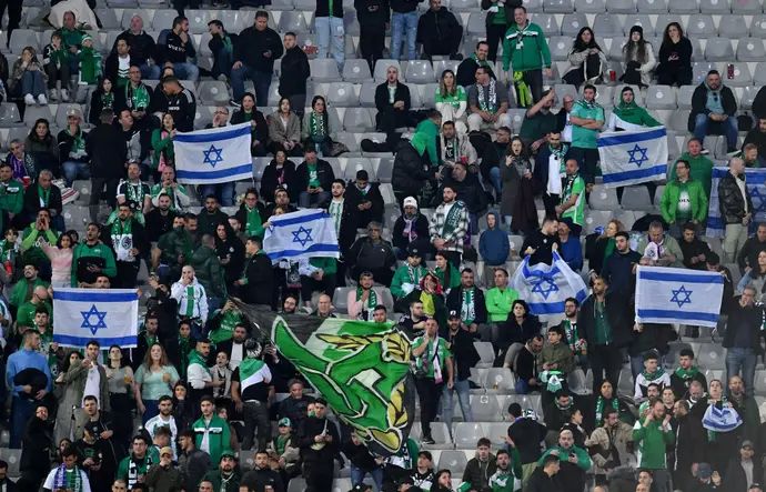 Les supporters du Maccabi Haïfa avec des drapeaux israéliens contre la Fiorentina